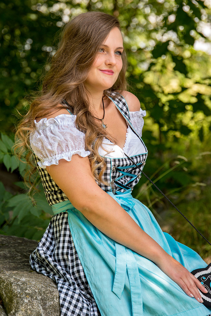 Dirndl in der Natur